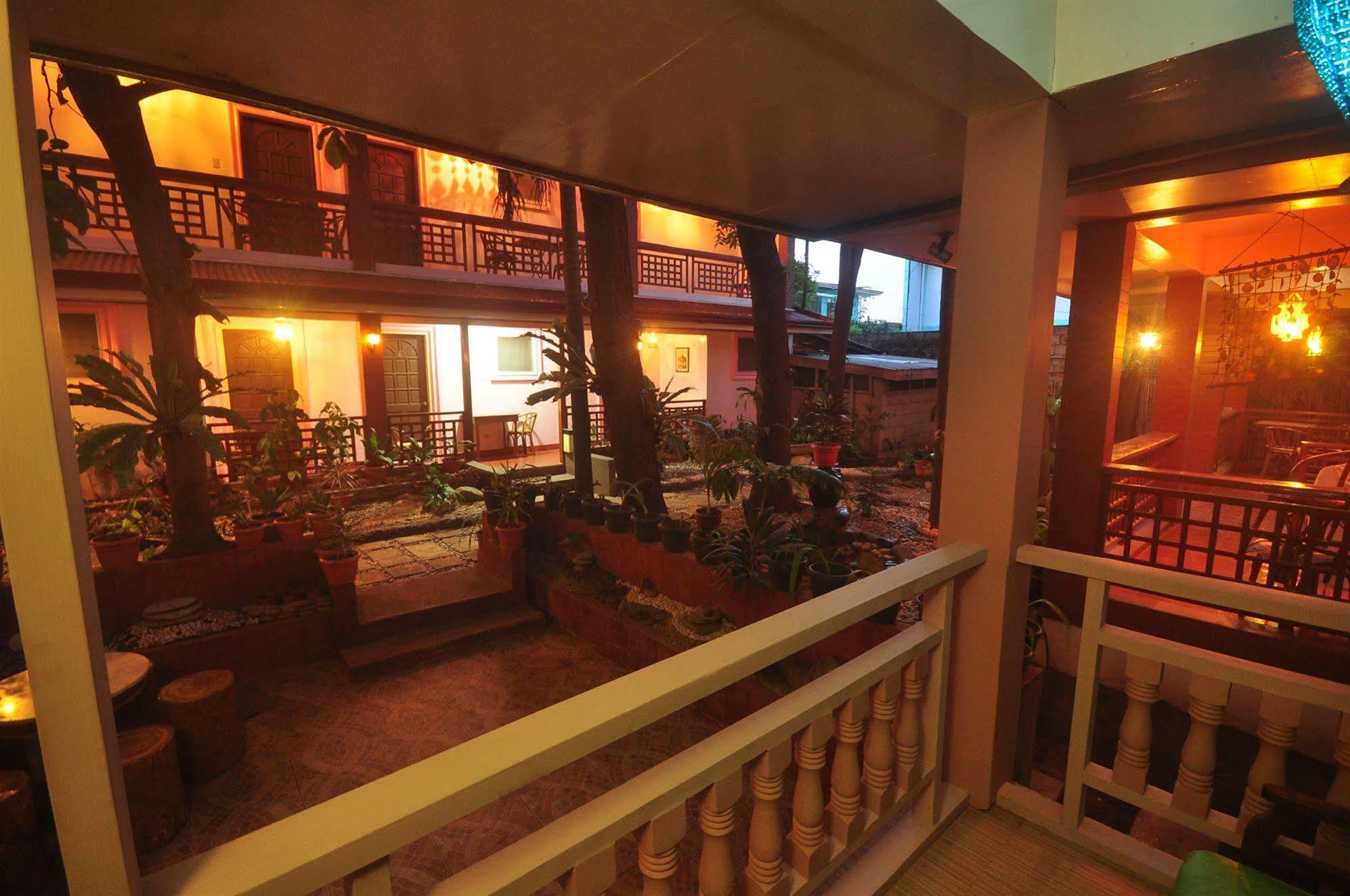Lola Itang Pension House Tiniguiban Exterior photo