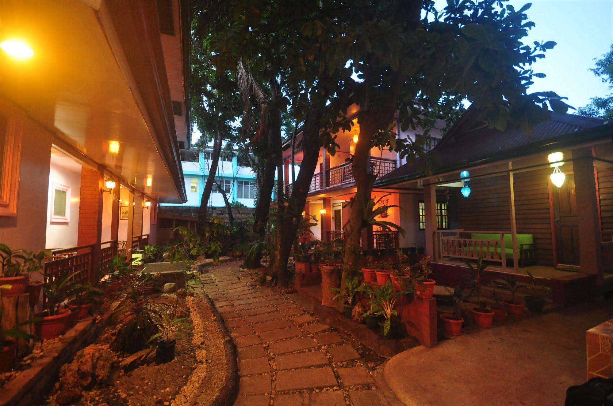 Lola Itang Pension House Tiniguiban Exterior photo