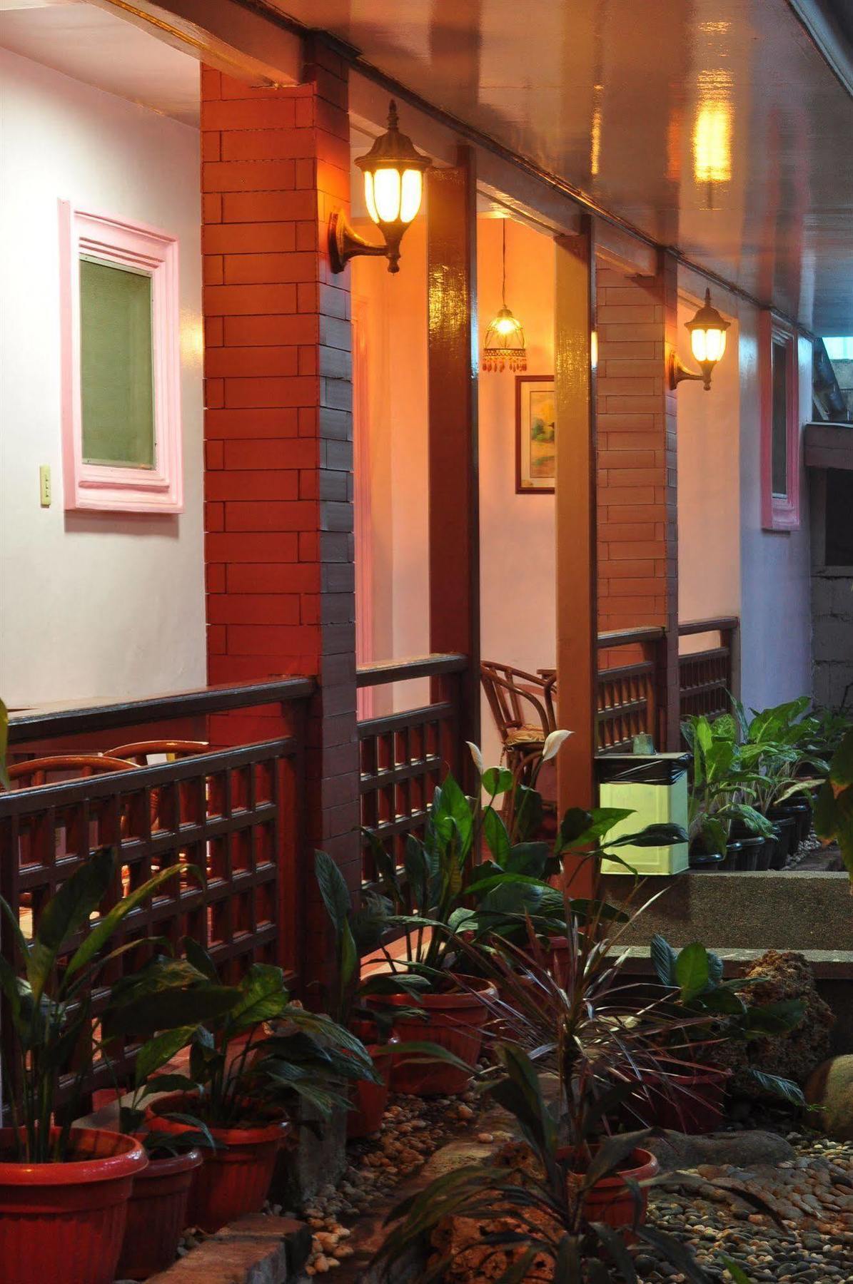 Lola Itang Pension House Tiniguiban Exterior photo